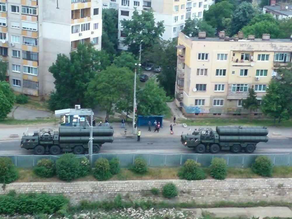 Само в БЛИЦ! Цялата мрежа се пита какъв е този военен звяр на жълтите павета (СНИМКИ)