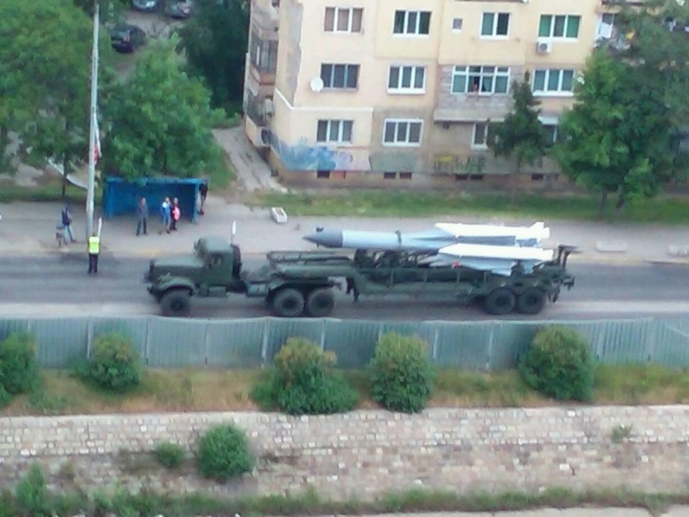 Само в БЛИЦ! Цялата мрежа се пита какъв е този военен звяр на жълтите павета (СНИМКИ)