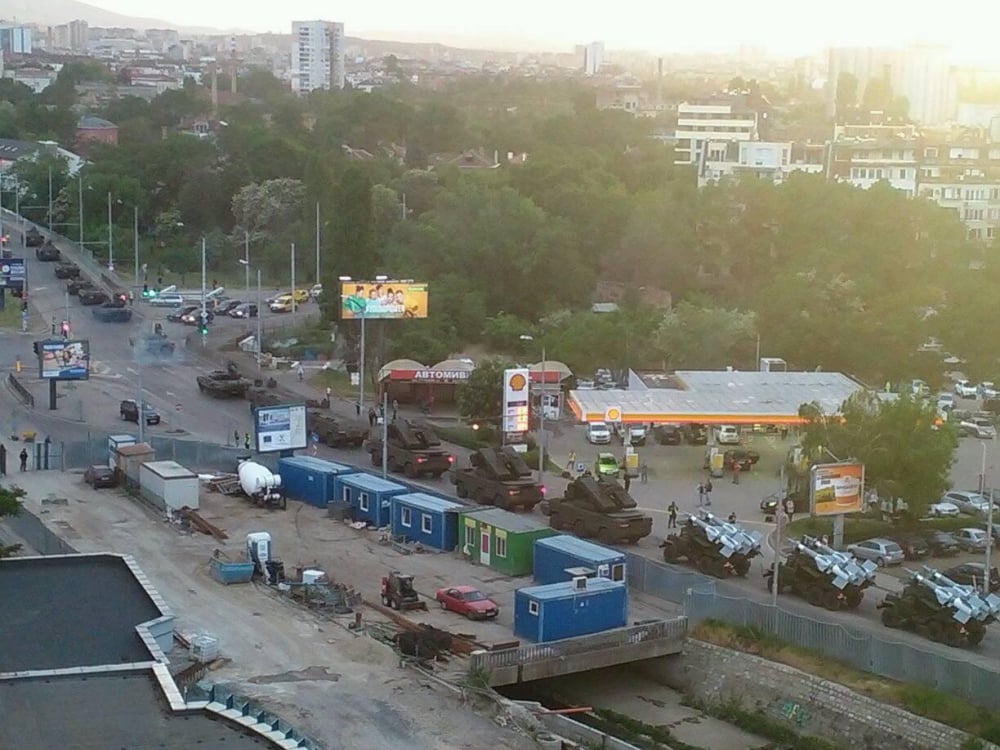 Само в БЛИЦ! Цялата мрежа се пита какъв е този военен звяр на жълтите павета (СНИМКИ)