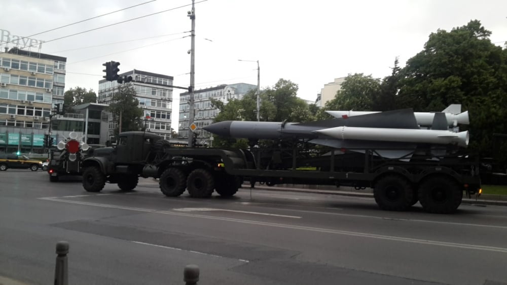 Само в БЛИЦ! Цялата мрежа се пита какъв е този военен звяр на жълтите павета (СНИМКИ)