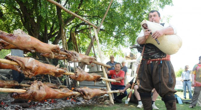 НА ЖИВО от уникалния празник на Родопското чеверме в Златоград 