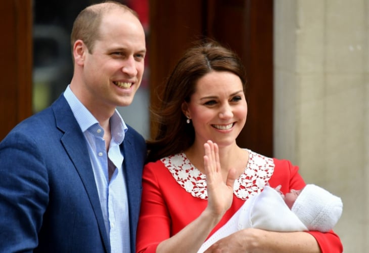 Кралското семейство пусна нови СНИМКИ на принц Луи, оказа се в прегръдките на...