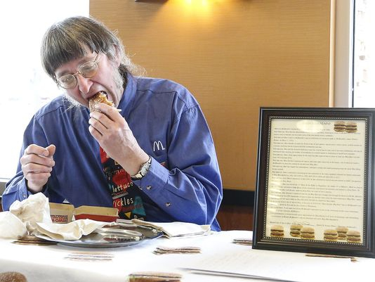 Американец изяде 30 000 хамбургера и не спира да се хвали с крепкото си здраве (ВИДЕО)