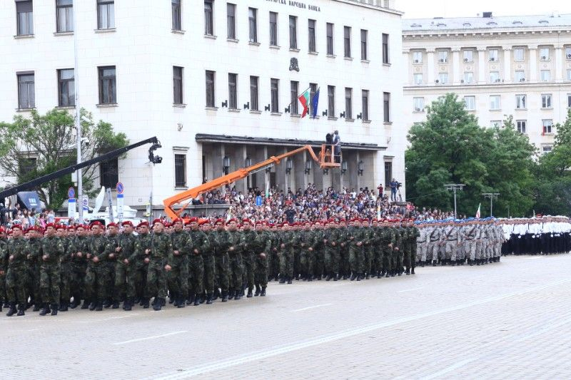 Фоторепортаж в БЛИЦ: Изтребители в небето над София и бойна техника на жълтите павета