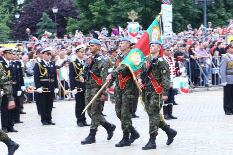 Фоторепортаж в БЛИЦ: Изтребители в небето над София и бойна техника на жълтите павета