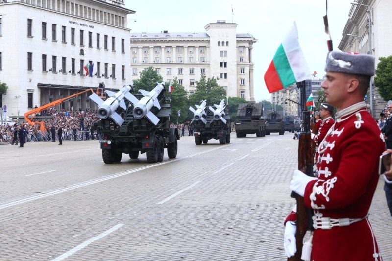 Фоторепортаж в БЛИЦ: Изтребители в небето над София и бойна техника на жълтите павета