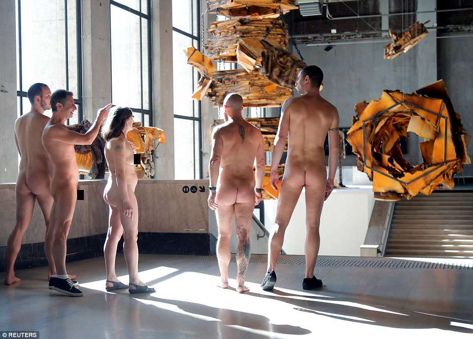 За първи път! Посетители по голи дупета и гърди се разходиха в музей в Париж, полицията не ги пипа, защото... (СНИМКИ 18+)