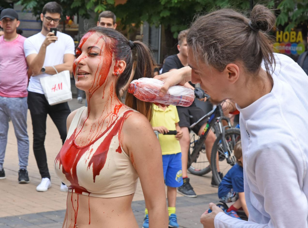 Ужас! Вегани "сготвиха" човешко в центъра на София (СНИМКИ 18+) 