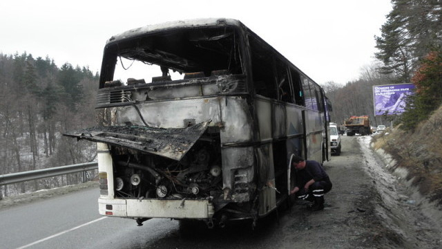 Ужас с автобус на АМ "Хемус"! Експлозия на метри от бензиностанция