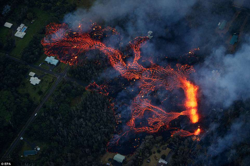 Вратата на ада се отвори в Хавайте! Вулканът Килауеа бълва фонтани от лава с височина от 61 метра (ВИДЕО)