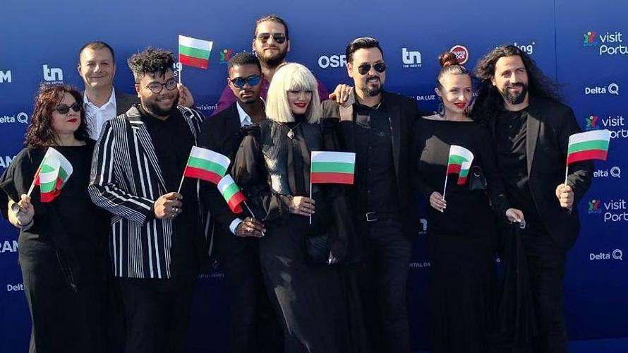 Жана Бергендорф шашардиса всички с разголения си тоалет на откриването на „Евровизия“