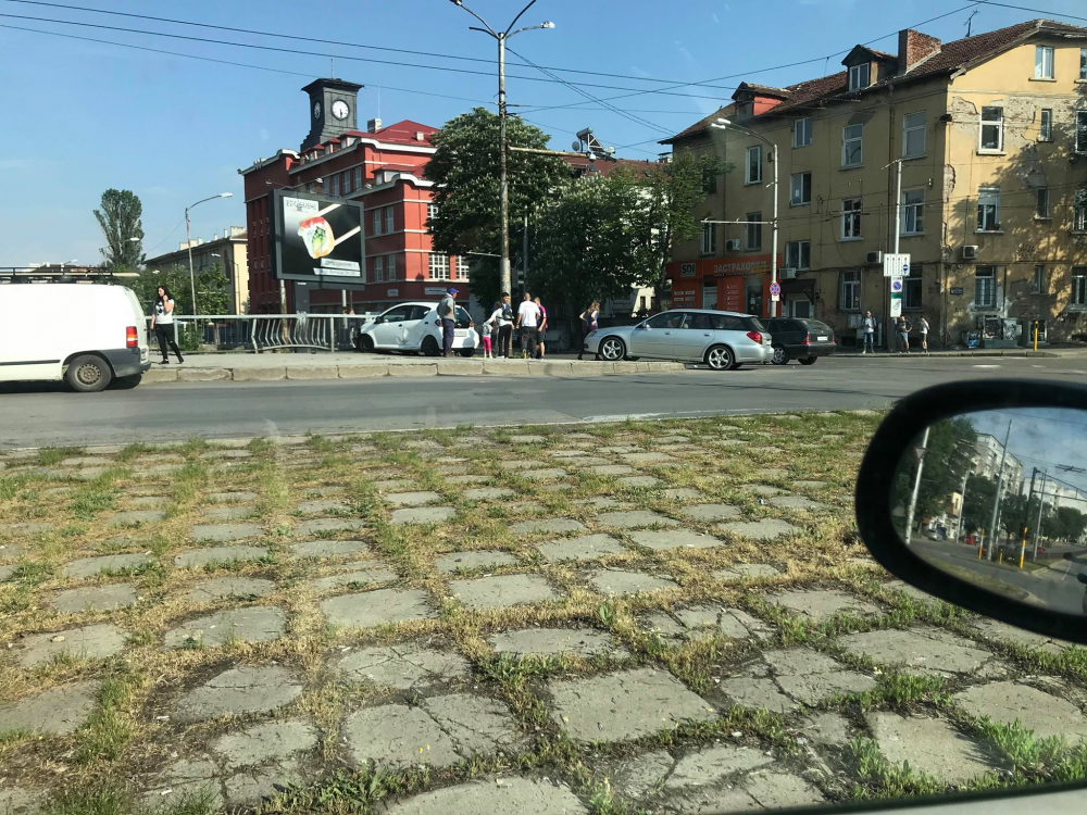 Извънредно в БЛИЦ: Тежко меле с три коли в София (СНИМКИ)