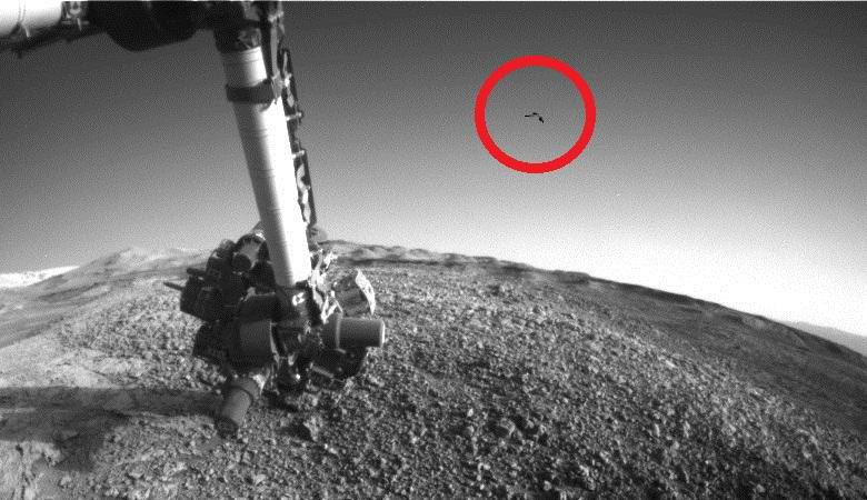 "Кюриосити" запечата изненадващо нещо, което хвърчи над повърхността на Марс (СНИМКА/ВИДЕО) 