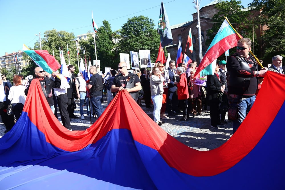 БЛИЦ TV: Безсмъртният полк шества в София в Деня на Победата и на Европа (СНИМКИ)