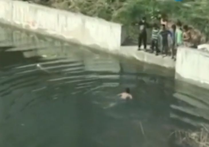 Шок в "Овча купел" в София! Деца плуват сред жаби, железа и мръсотия в изоставен изкоп (ВИДЕО)