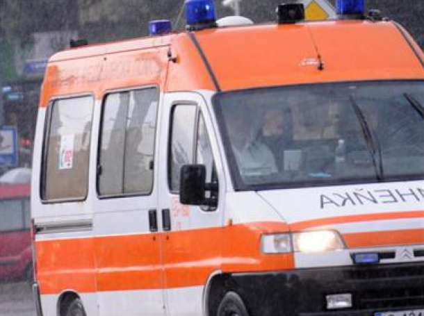 Очевидец до БЛИЦ! Линейка долетя в жк "Дианабад" в София заради тежък инцидент с млад работник