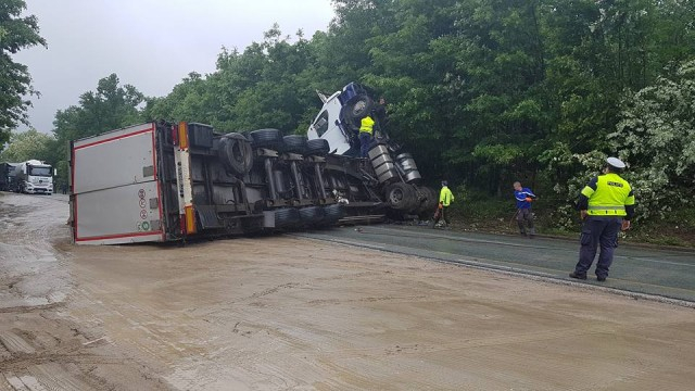 Тежка катастрофа с камион между Мездра и Ботевград предизвика страшни задръствания (СНИМКИ)