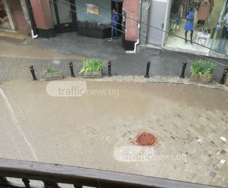 Абсурд след дъжда в Пловдив: Улица се превърна в река, а отводнителната шахта - суха (СНИМКИ)
