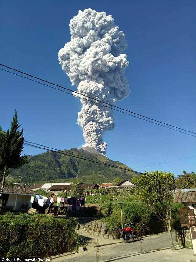 Извънредно! Нов огнен ад: Вулкан изригна в Индонезия (СНИМКИ/ВИДЕО)