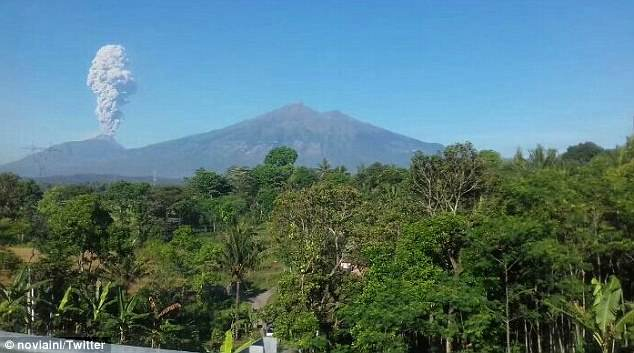 Извънредно! Нов огнен ад: Вулкан изригна в Индонезия (СНИМКИ/ВИДЕО)