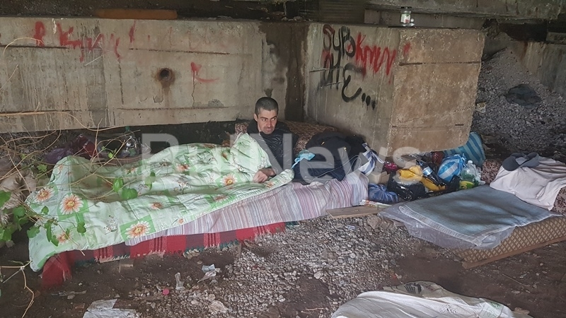 Сърцераздирателно: Майка и болният й син живеят под мост във Враца! Потресаващи СНИМКИ