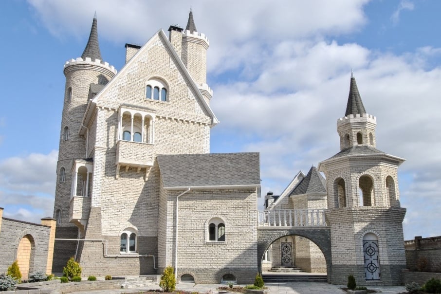 Връх на кича! Построиха мраморен замък за новобогаташи, продават го за над 1 млн. лева (ВИДЕО)