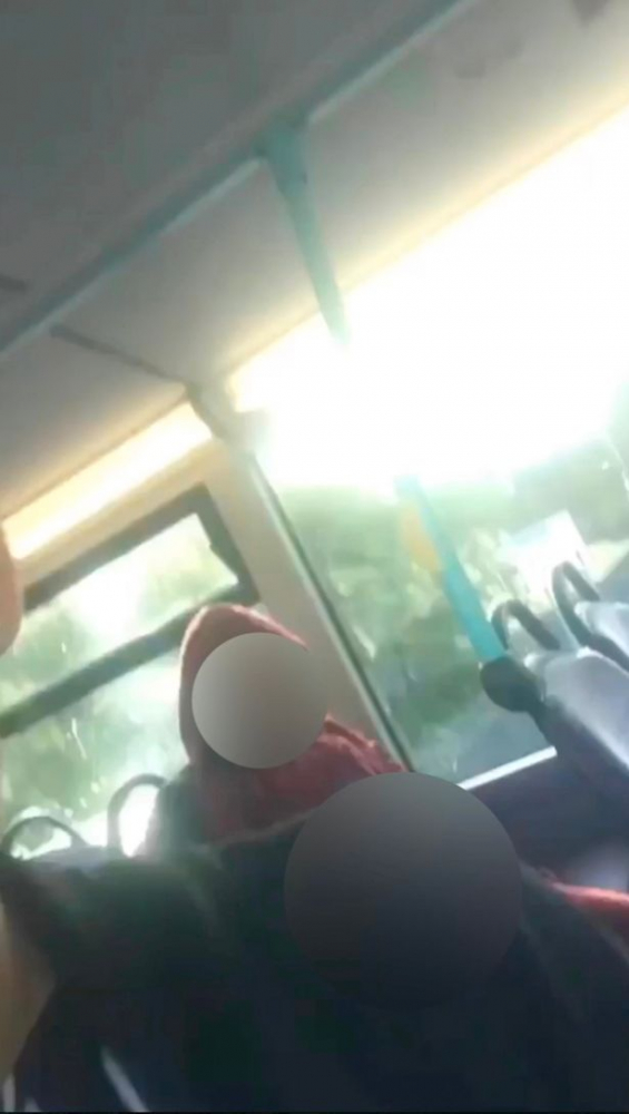 Мъж мастурбира зад пътничка в автобус, тя му се кара, той продължава и я гледа в очите (ВИДЕО 18+)