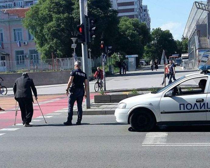Мрежата подпали заради този бургаски полицай и постъпката му (СНИМКИ)