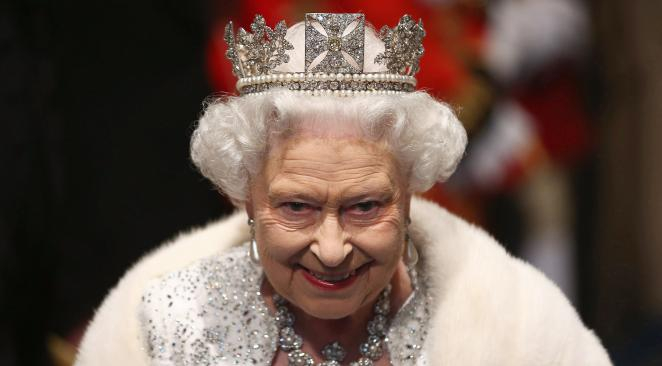 Тежко проклятие тегне над кралските титли в Англия! Защо Елизабет не предаде титлата дук на Уиндзор на Хари?