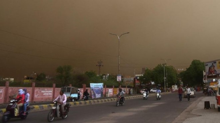 Прашна буря с гръмотевици уби поне 25 индийци (ВИДЕО)