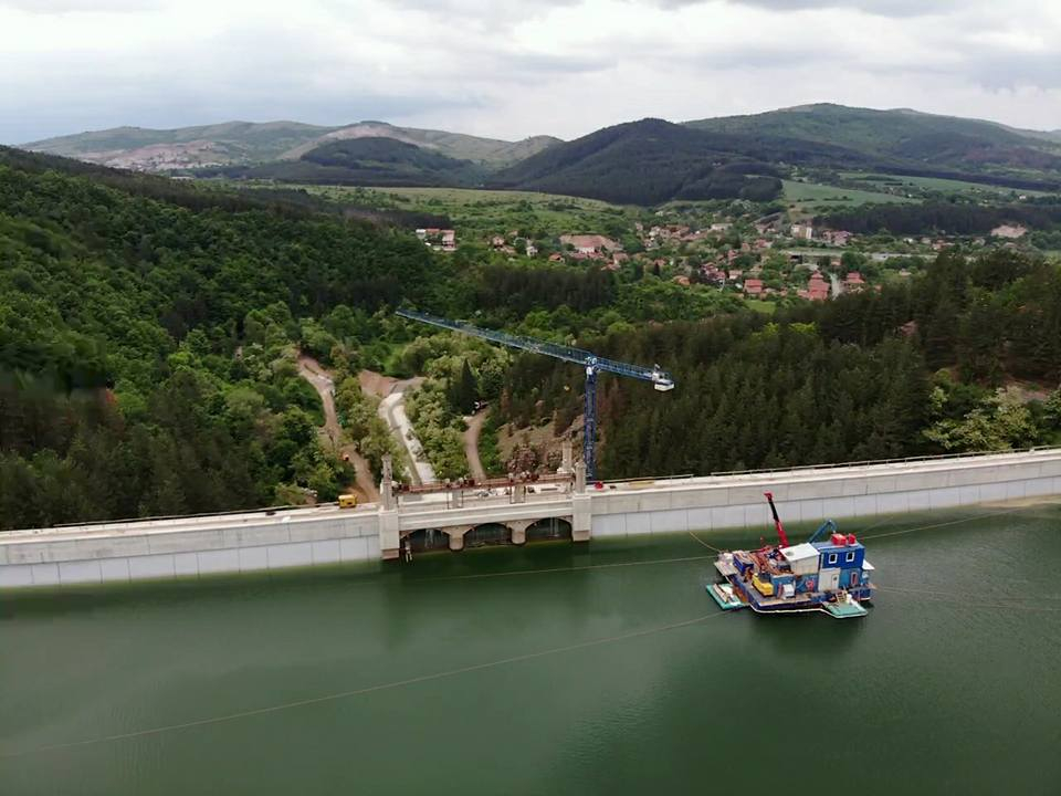 Уникални СНИМКИ от птичи поглед на ремонта на язовир Студена