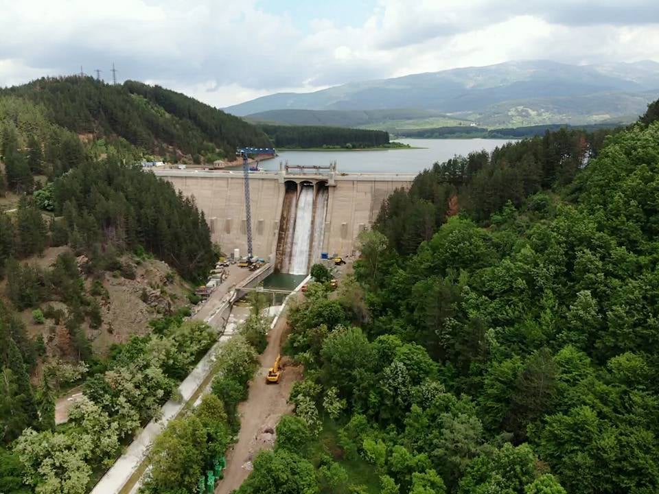 Уникални СНИМКИ от птичи поглед на ремонта на язовир Студена