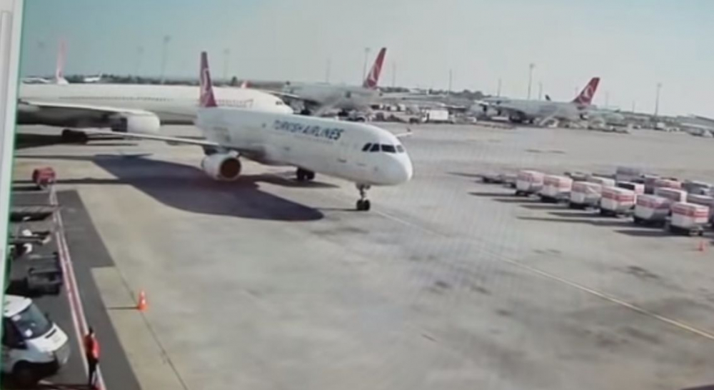 Страховит инцидент с два самолета на международното летище в Истанбул! (СНИМКИ/ВИДЕО)