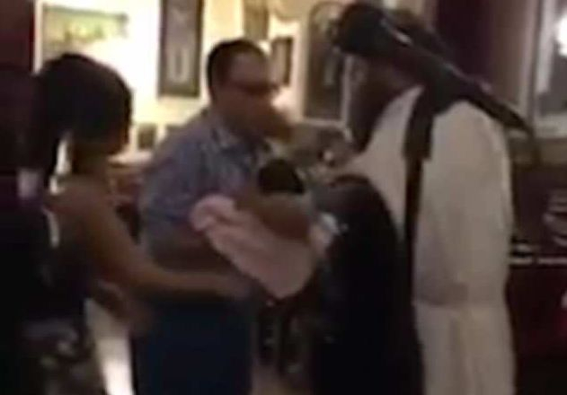 Цялата мрежа се възмути от този свещеник, който кръщава бебе, вижте защо (СНИМКИ/ВИДЕО)