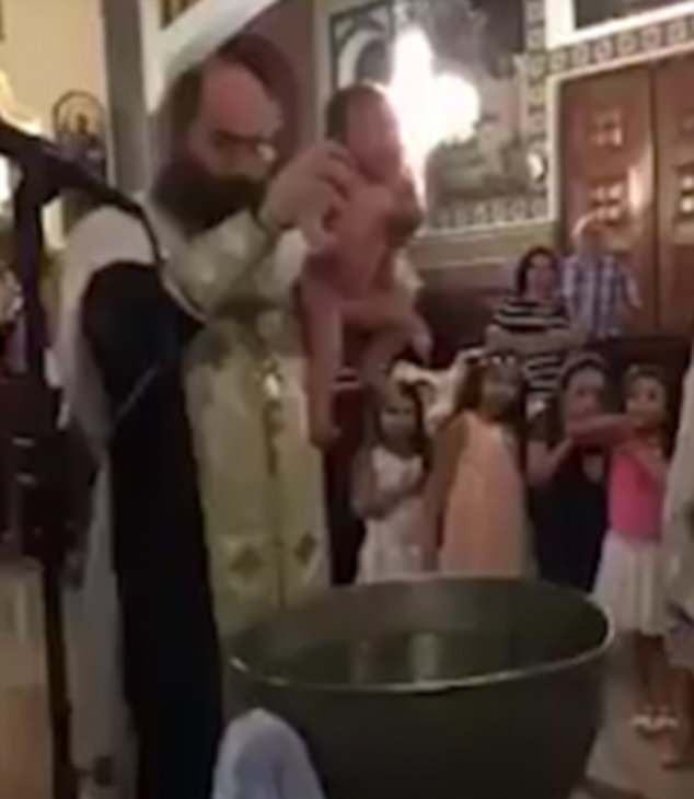 Цялата мрежа се възмути от този свещеник, който кръщава бебе, вижте защо (СНИМКИ/ВИДЕО)