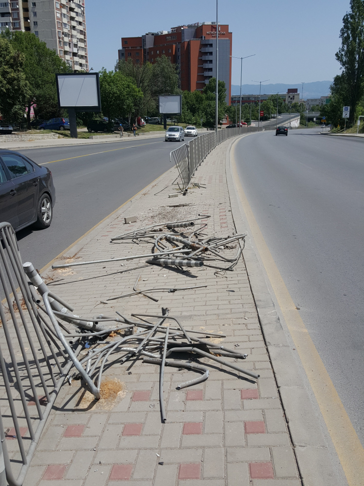 Очевидец до БЛИЦ: Докога ще продължава това безобразие на бул. "Александър Малинов" в София (СНИМКИ)