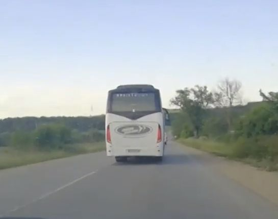Шокиращи кадри: Автобус на "Юнион Ивкони" с безумна маневра при над 100 км/ч!