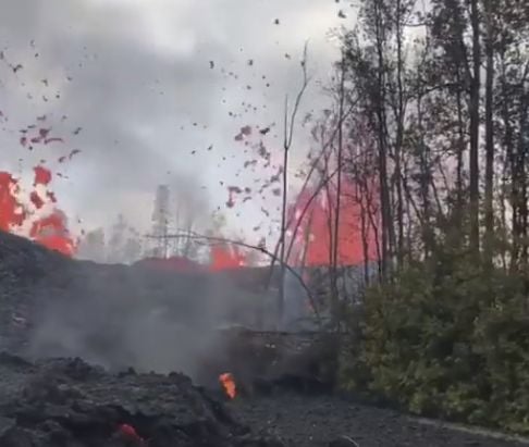Вулканът Килауеа изригна насред жилищна сграда, сеизмолозите предупреждават за нещо много страшно (ВИДЕО)