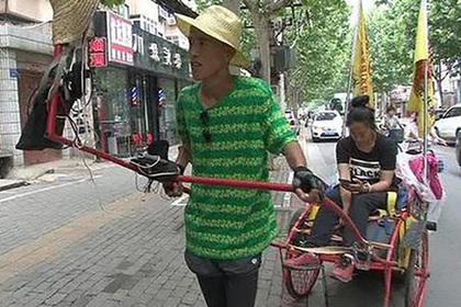 Китаец обикаля страната, теглейки приятелката си с рикша! Причината за необикновеното пътешествие ще ви остави без думи 