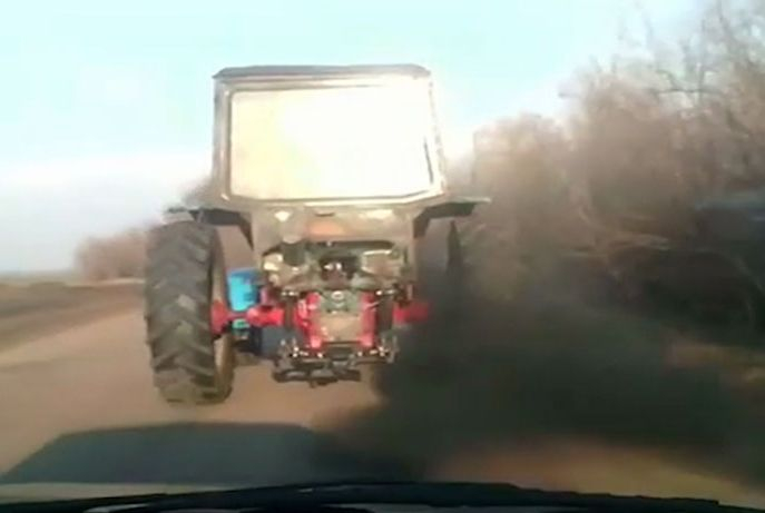 Невероятно, но факт: Руски трактор фучи по черен път със 130 км/ч (ВИДЕО)