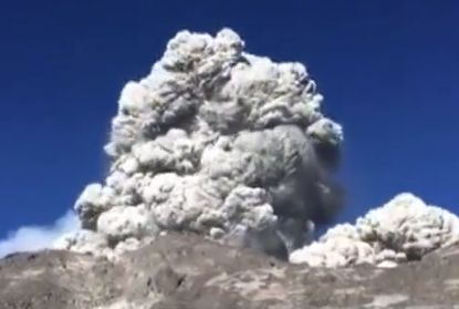 Изненанда: Туристи си приготвяха закуска, когато... изригна вулкан (ВИДЕО)