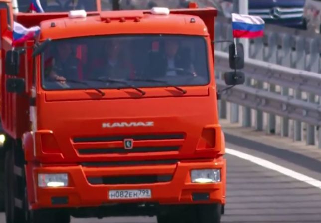Путин заряза лимузините и се метна на "Камаз" (СНИМКИ/ВИДЕО) 