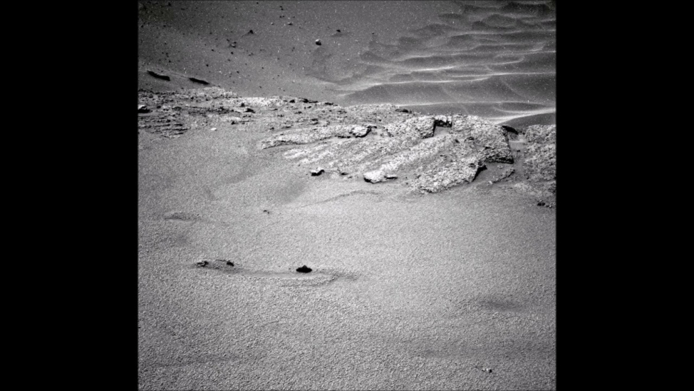 Мистерия: На марсианска СНИМКА откриха летяща чиния и следи от нейното падане (ВИДЕО)
