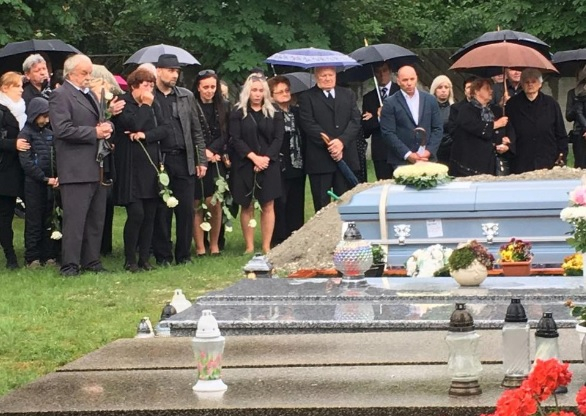 Погребаха в син ковчег красавицата Естер, която не можа да дочака сватбата си и умря при загадъчна стрелба (СНИМКИ)
