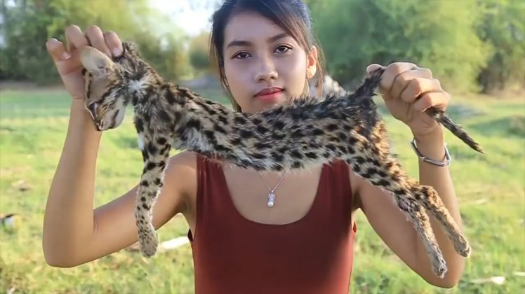Пълен потрес: Блогърка похапвала животни от изчезващи видове заради....популярност в Youtube (СНИМКИ/ВИДЕО)