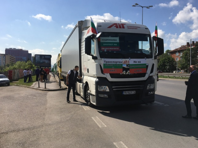 БЛИЦ TV: Превозвачите протестират с камиони и автобуси на "Цариградско шосе" (СНИМКИ)