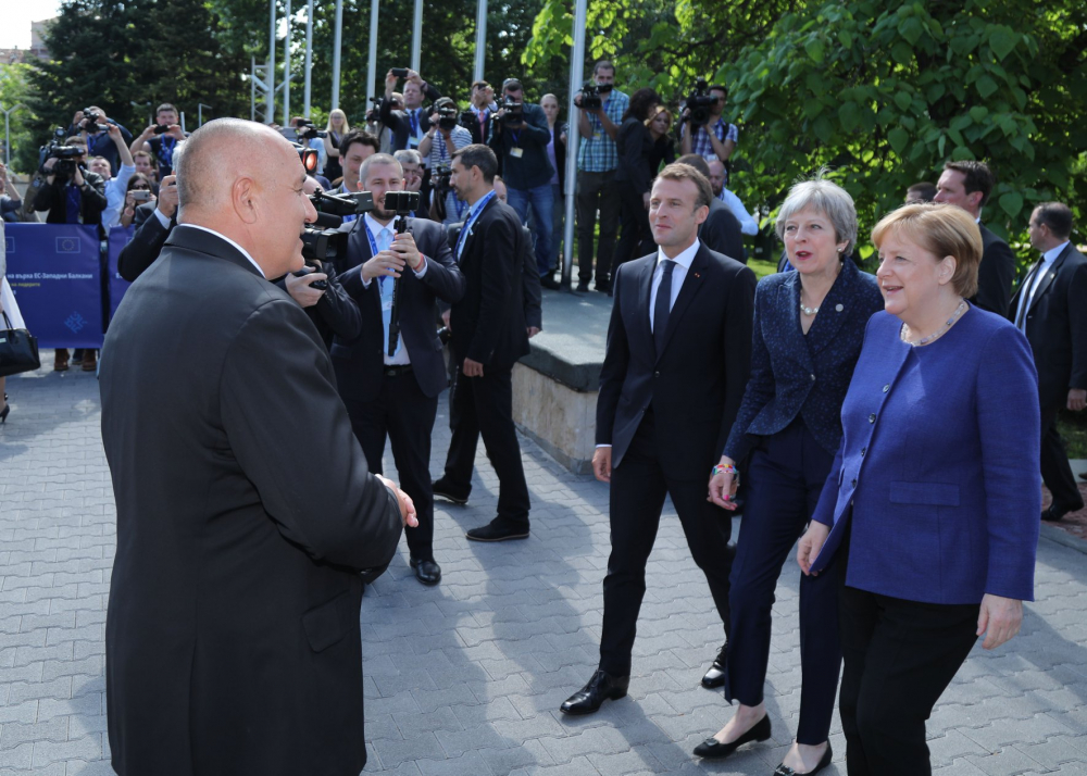 Ексклузивно: Меркел, Макрон и Мей пристигнаха пеша по Моста на влюбените, Борисов ги посрещна с отворени обятия (СНИМКИ/ВИДЕО)