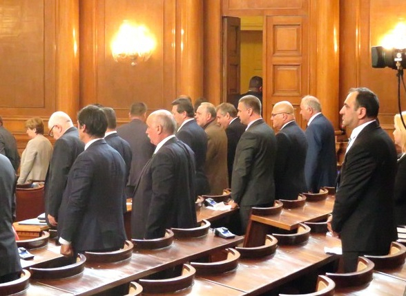 Депутатите почетоха жертвите на Баташкото клане с минута мълчание