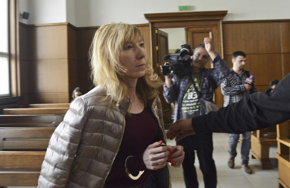 Докараха заловената с подкуп общинарка Лилия Геринска с белезници в съда! Не смее да вдигне поглед от земята (СНИМКИ)