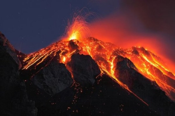 Критична ситуация на Хаваите! Вулканът Килауеа изхвърли пепел на височина 9 км (ВИДЕО)